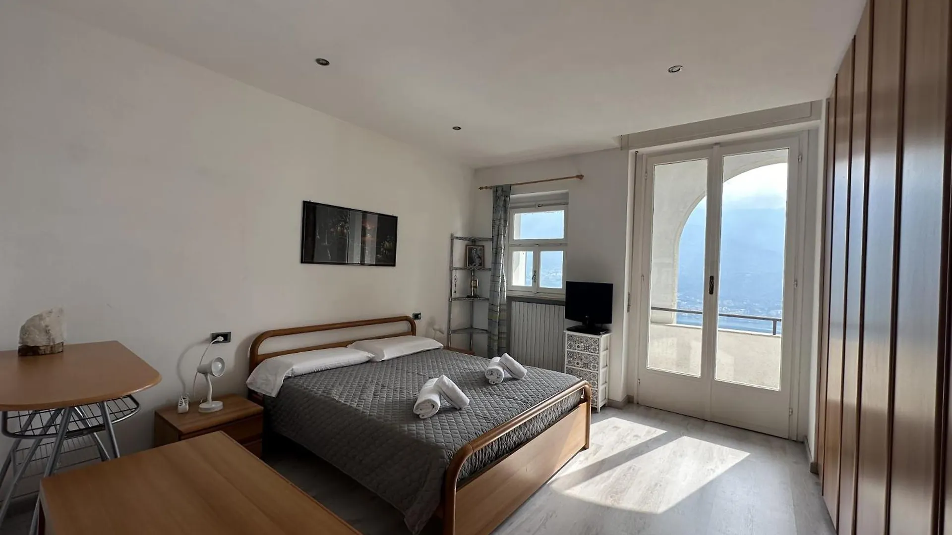 Irene Lake View Apartment With Swimming Pool Onno